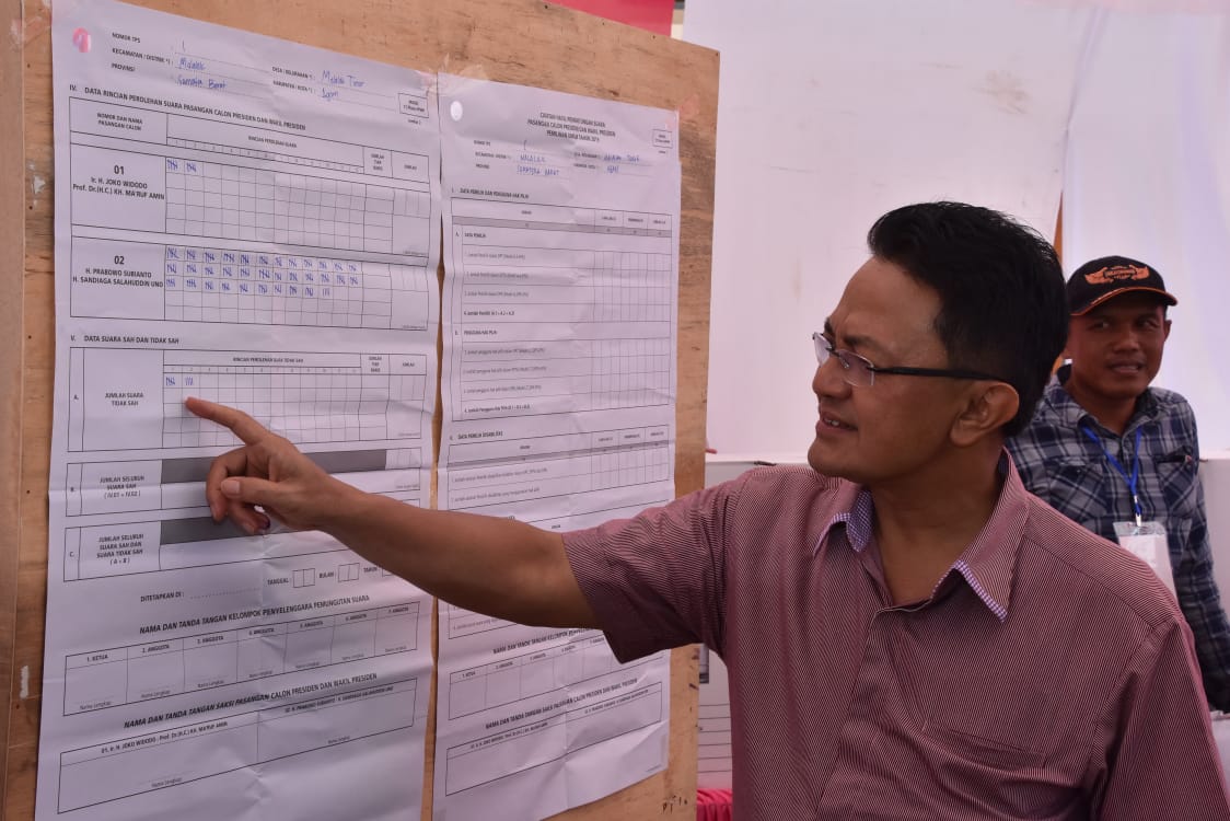 Bupati Indra Catri mengamati hasil penghitungan suara di TPS 1 Malalak Timur